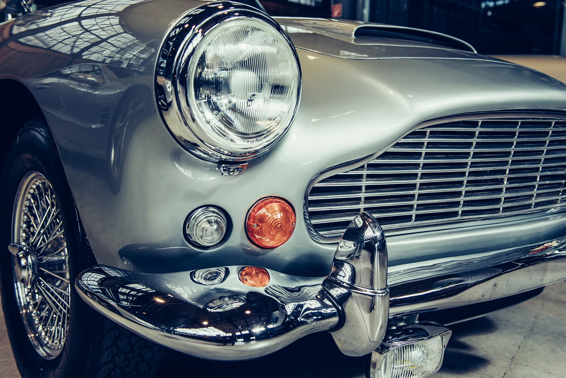 Vintage Aston Martin in een showroom